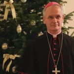 Zagrebački nadbiskup Kutleša pored okićenog bora.