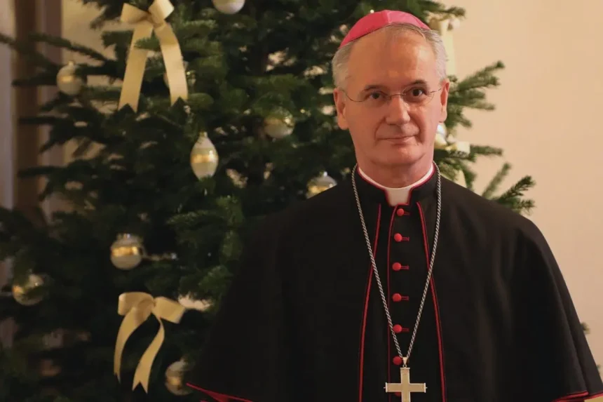 Zagrebački nadbiskup Kutleša pored okićenog bora.