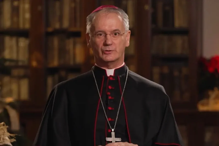 Zagrebački nadbiskup Dražen Kutleša pripriopćenju za televiziju. U pozadini regal s knjigama.