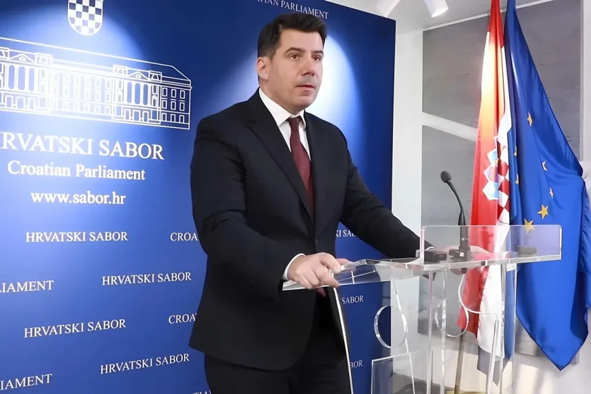 Nikola Grmoja u crnom odijelu za govornicom u Hrvatskom Saboru.