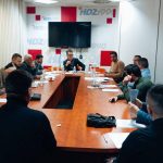 Političari predvođeni HDZ-om 1990 sjede za stolom u uredu stranke.