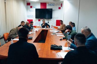 Političari predvođeni HDZ-om 1990 sjede za stolom u uredu stranke.