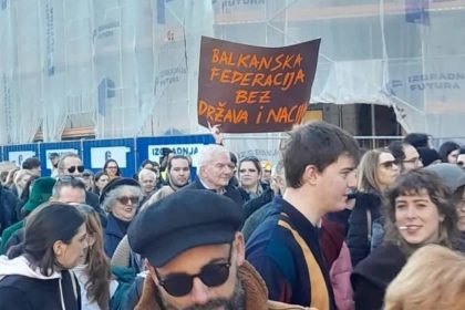 Transparent na prosvjedima u Hrvatskoj koji poziva na stvaranje balkanske federacije.