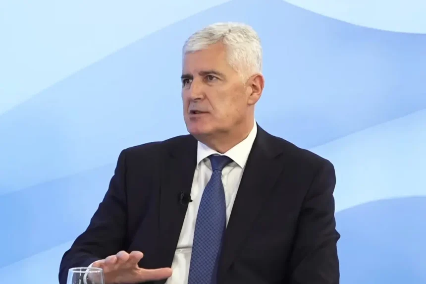 Dragan Čović u studiju TV kuće odgovara na pitanja novinara.