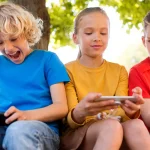 Djeca sjede bez socijalne interakcije. Koriste mobitele i međusobno su isključena.