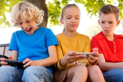 Djeca sjede bez socijalne interakcije. Koriste mobitele i međusobno su isključena.