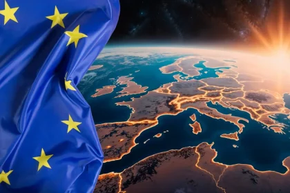 Pogled na kontinent Europu iz svemira. Na lijevo jstrani slike zastava EU.