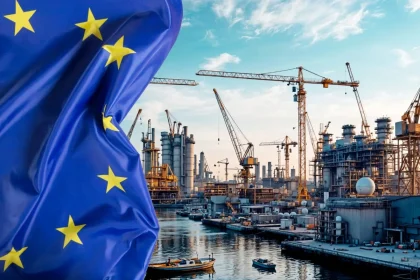 Industrijska luka s kranovima koju dijelom prekriva europska zastava.