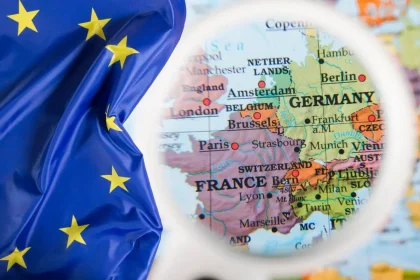 Karta Europe pod lupom. S lijeve strane dominira europska zastava.