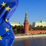 Zastava Europe u prvom planu iza motiv grada Moskve.