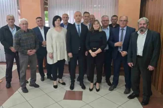 Članovi Predsjedništva HSP BiH zajednički poziraju.