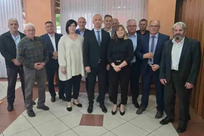 Članovi Predsjedništva HSP BiH zajednički poziraju.