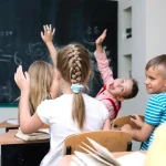 Djeca u učionici u opuštenoj atmosferi.