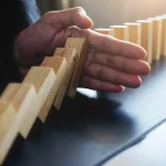 Ruka zaustavlja pad domina