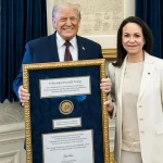 María Corina Machado uručuje Nobelovu medalju Donaldu Trumpu u Ovalnom uredu Bijele kuće.