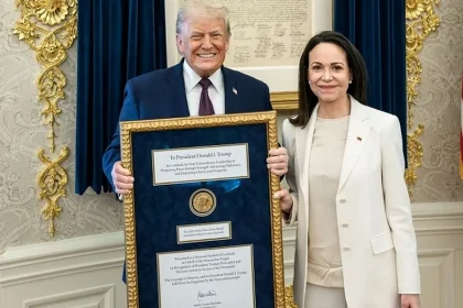 María Corina Machado uručuje Nobelovu medalju Donaldu Trumpu u Ovalnom uredu Bijele kuće.