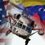 Američki vojni helikopter u letu između zastava SAD-a i Venezuele, simbolizira intervenciju i geopolitičku napetost.