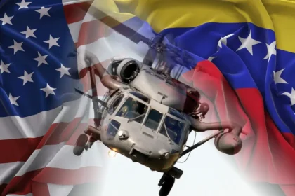 Američki vojni helikopter u letu između zastava SAD-a i Venezuele, simbolizira intervenciju i geopolitičku napetost.