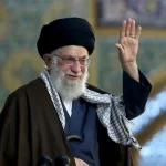 Iranski vođa Ayatollah Ali Khamnei s podignutom rukom