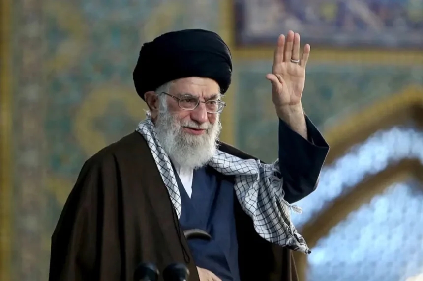 Iranski vođa Ayatollah Ali Khamnei s podignutom rukom