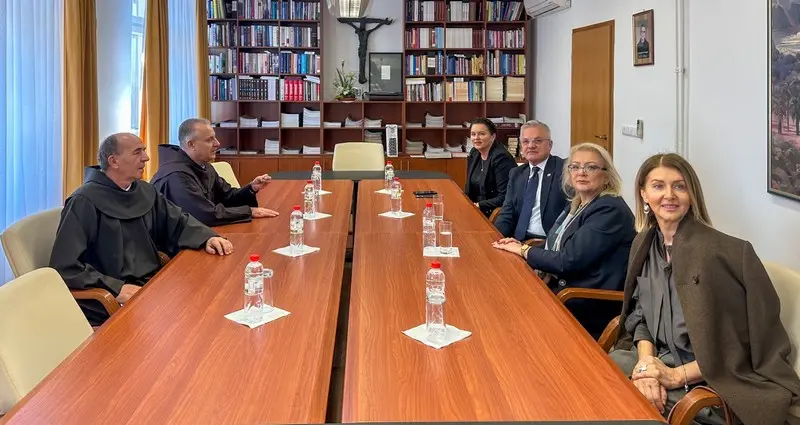 Susret Milasa i Bradare u uredu kod franjevačkog provincijala Dadića.