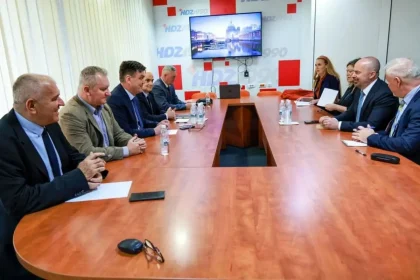 Sastanak koalcije predvođene HDZ 1990 sa američkim diplomatom Ginkelom.