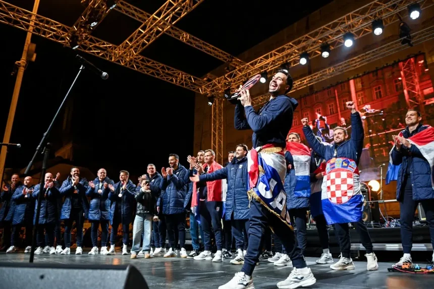 Rukometaši Hrvatske na pozornici u Zagrebu nakon osvojene brončane medalje.