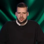 Jahja Muhasilović u crnoj majici, iza tamno zelena podloga.