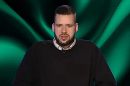 Jahja Muhasilović u crnoj majici, iza tamno zelena podloga.