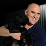 Josip Dabro pozira sa psom.