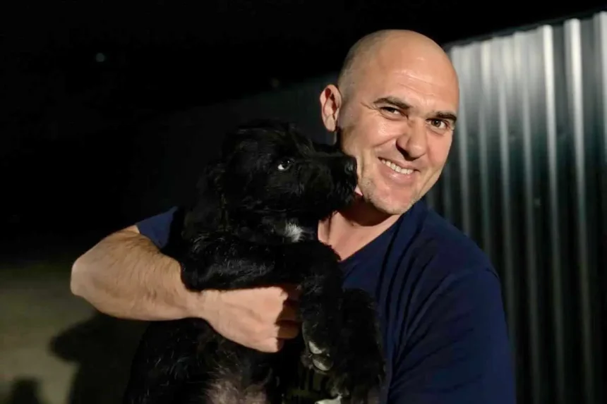 Josip Dabro pozira sa psom.