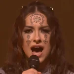 Pjevačica grupe Lelek sa prikazom cicanih simbola na licu