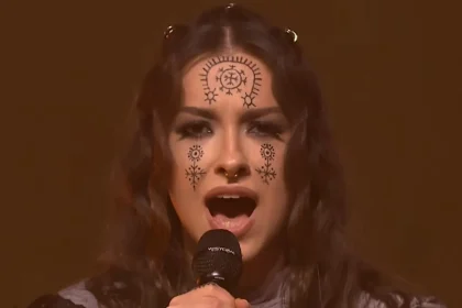 Pjevačica grupe Lelek sa prikazom cicanih simbola na licu