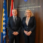 Zvonko Milas i Lidija Bradara u Uredu Predsjednice FBiH poziraju fotoreporteru.