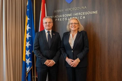 Zvonko Milas i Lidija Bradara u Uredu Predsjednice FBiH poziraju fotoreporteru.