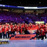 Rukometaši Hrvatske na dodjeli brončane medalje.