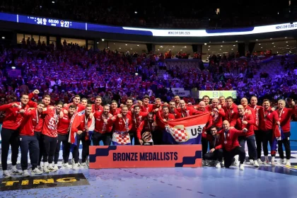 Rukometaši Hrvatske na dodjeli brončane medalje.
