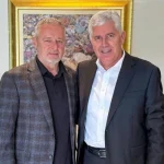 Marko Perković Thompson pozira s Draganom Čovićem.