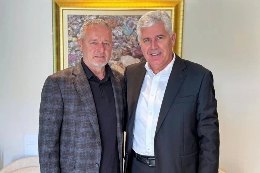 Marko Perković Thompson pozira s Draganom Čovićem.