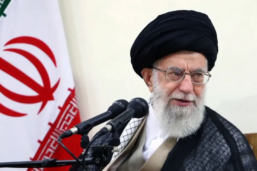 Ajatolah Hamnei. Ispred mikrofona, pored iranske zastave.