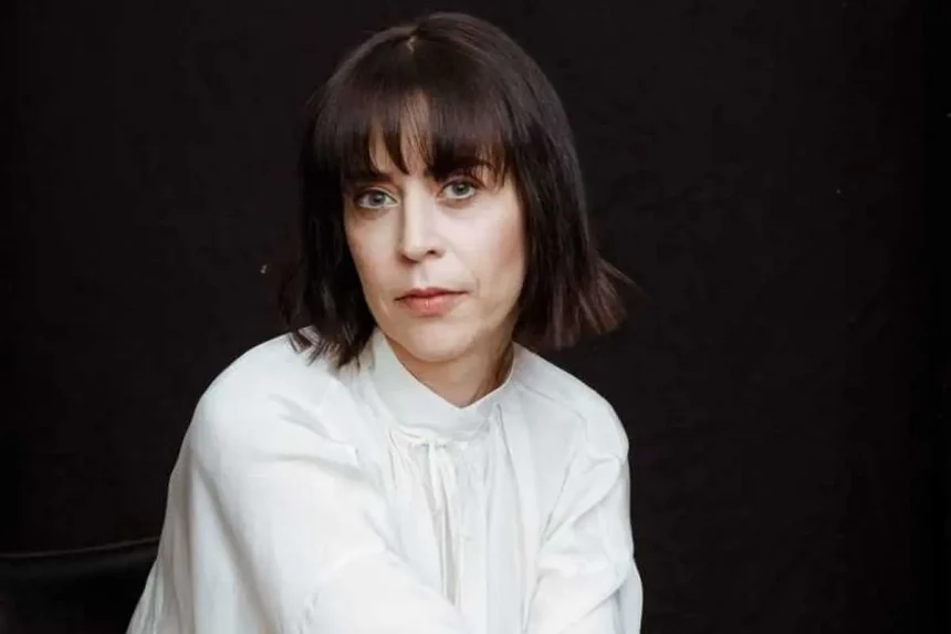 Profesorica Ana Mijić pozira u bijeloj košulji, iza tamna pozadina.