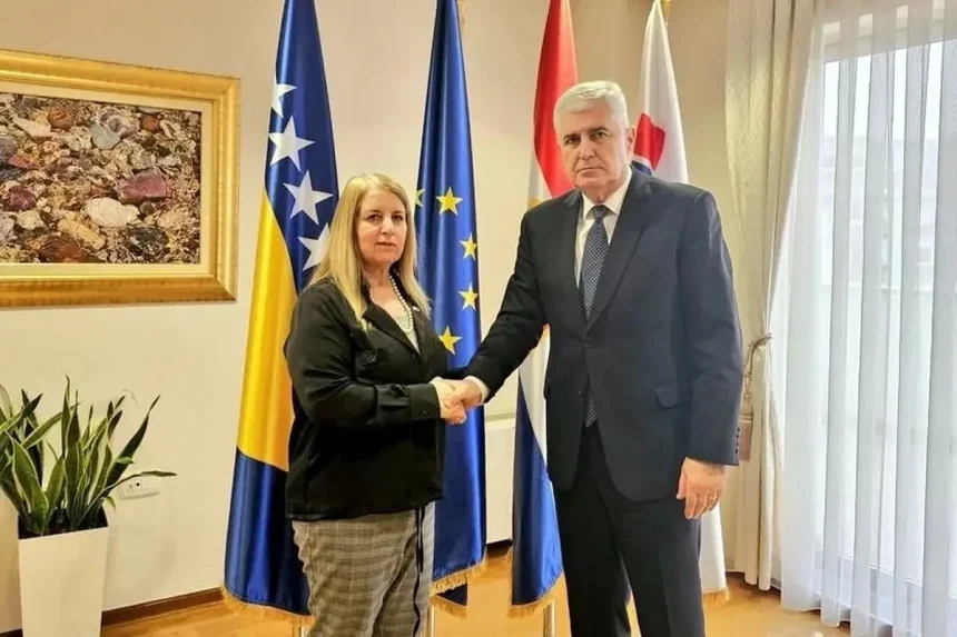 Peleg i Čović se rukuju prigodom međusobnog susreta