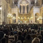 Vjernici na misi u francuskoj u crkvi Sv. Trojstva u Parizu.