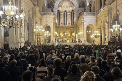 Vjernici na misi u francuskoj u crkvi Sv. Trojstva u Parizu.