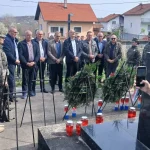 Prpadnici veteranskih udruga HVO-a polažu vijenac na spomen obilježju u Derventi