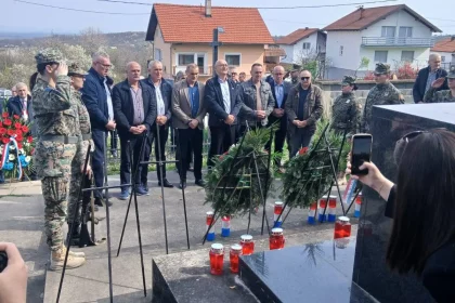 Prpadnici veteranskih udruga HVO-a polažu vijenac na spomen obilježju u Derventi