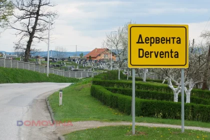 Putni prilaz gradu Derventi s putokaznom pločom u prvom planu. U pozadini groblje Rabić.