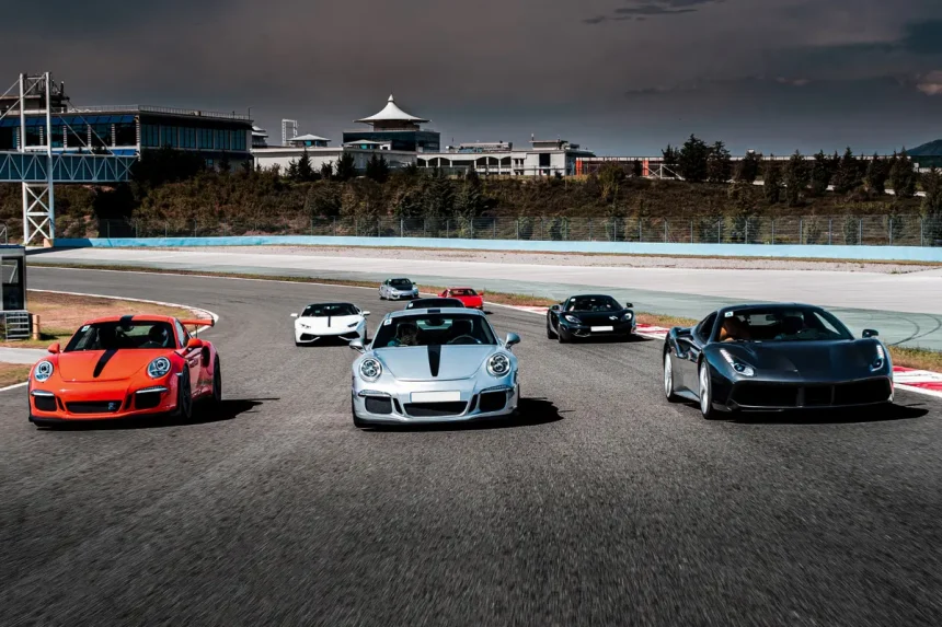 Automobili Porsche na testnoj pisti.