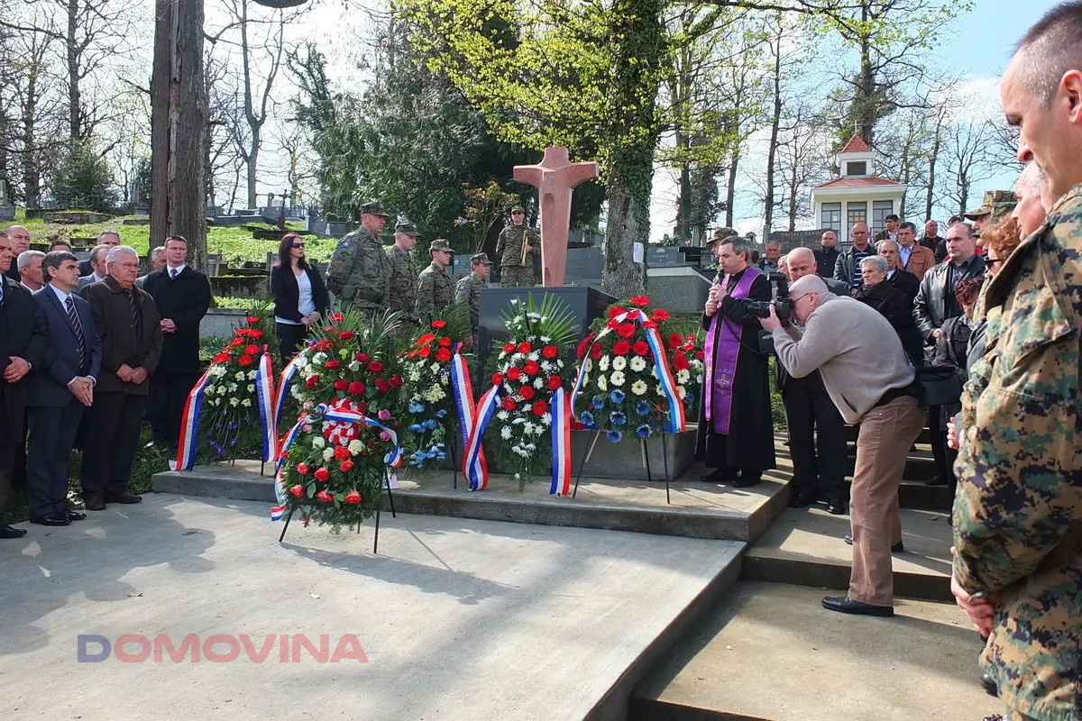 Središnji križ i spomen obilježje poginulim pripadnicima HVO-a u Derventi.