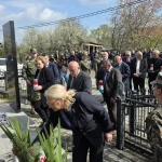 Predsjednica FBiH Lidija Bradara polaže vijenac na groblju u Garevcu.